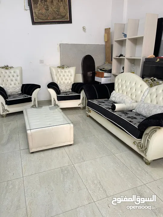 طقم كنب مع طاولة وسط وبترينا وطاولة سفرة ومزنون