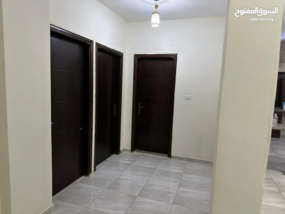 شقة طابقية طابق اول 3 غرف نوم 3 صالات 3 حمامات نظيفة جداً البناء 5 سنوات  الحي الشرقي قرب حديقة تونس