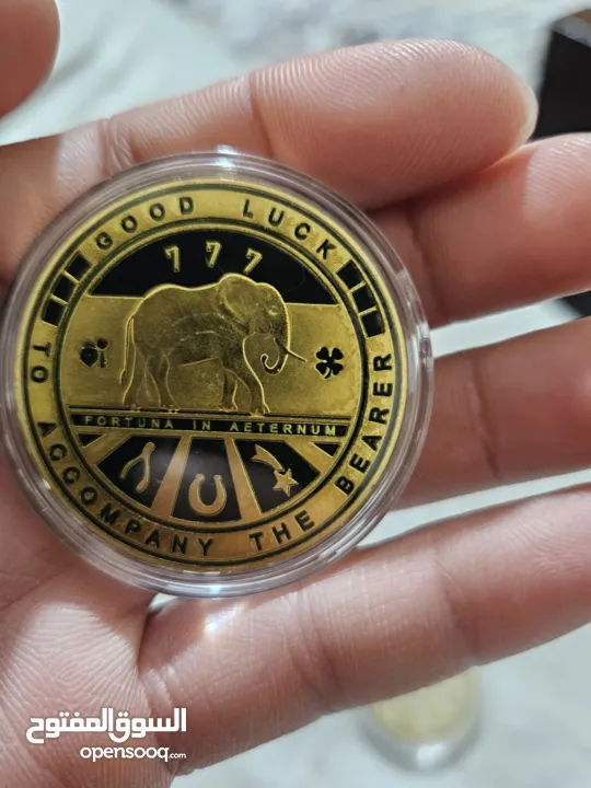 3 عملات تذكارية .