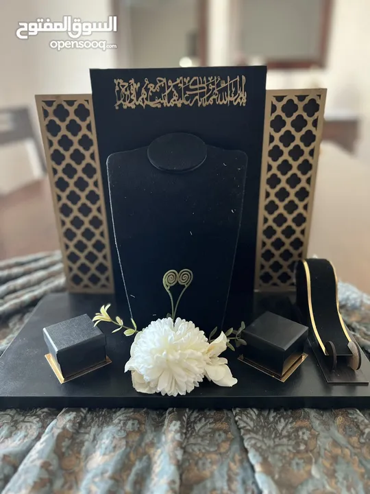 ستاند شبكة لون أسود مخملي مميز بزخارف ذهبية شبه جديد مستخدم مرة وحدة والله يبارك لصاحب النصيب