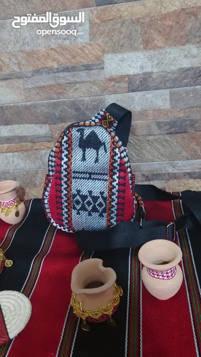 حقيبة يدوية مستوحاة من نقوش البادية وألوان الصحراء الأردنية