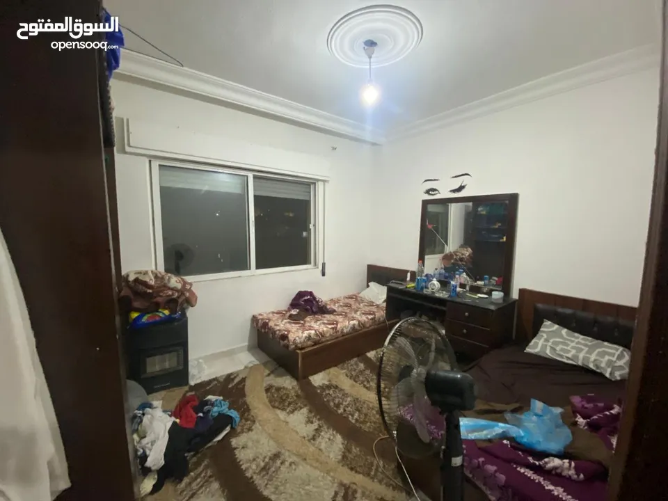 شقة للبيع مقسومة إلى استودهين 90 متر طابق ثالث بسعر لقطة 30 الف غير قابل للتفاوض