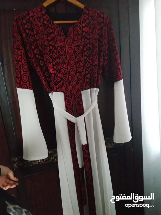 ثوب ابيض مع نقش احمر للبيع جديد ولا لبسه