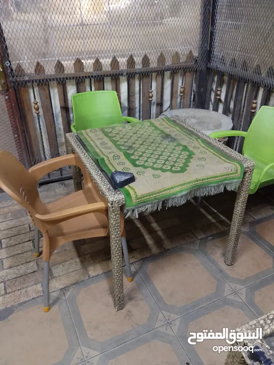 طاولات زجاج وبلاستك عدد6 مع كراسيهم بحالة جيدة يصلحن لمطعم أو للقهوة