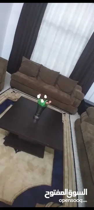 طقم كنب تفصيل بحالة ممتازة للبيع