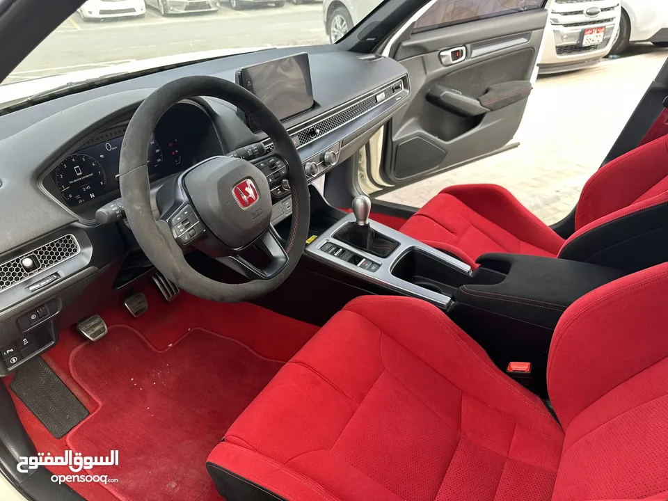 هوندا سيفيك TYPE R موديل 2023 خليجي بحاله الوكاله 4000 km فقط ناقل حركه يدوي