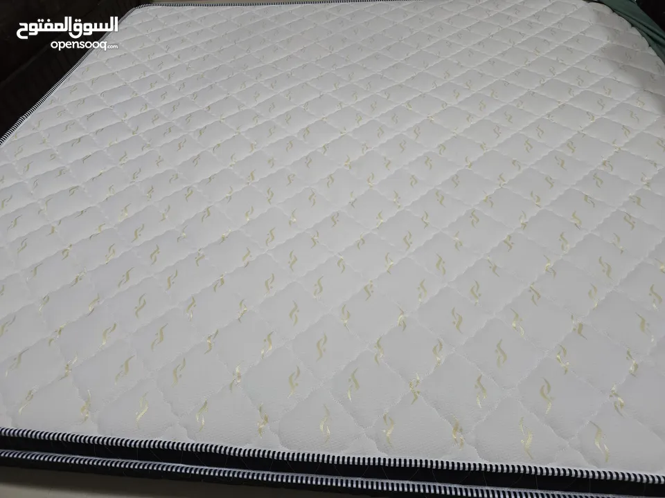 king size medicated mattress 1 month used only 180x200cm