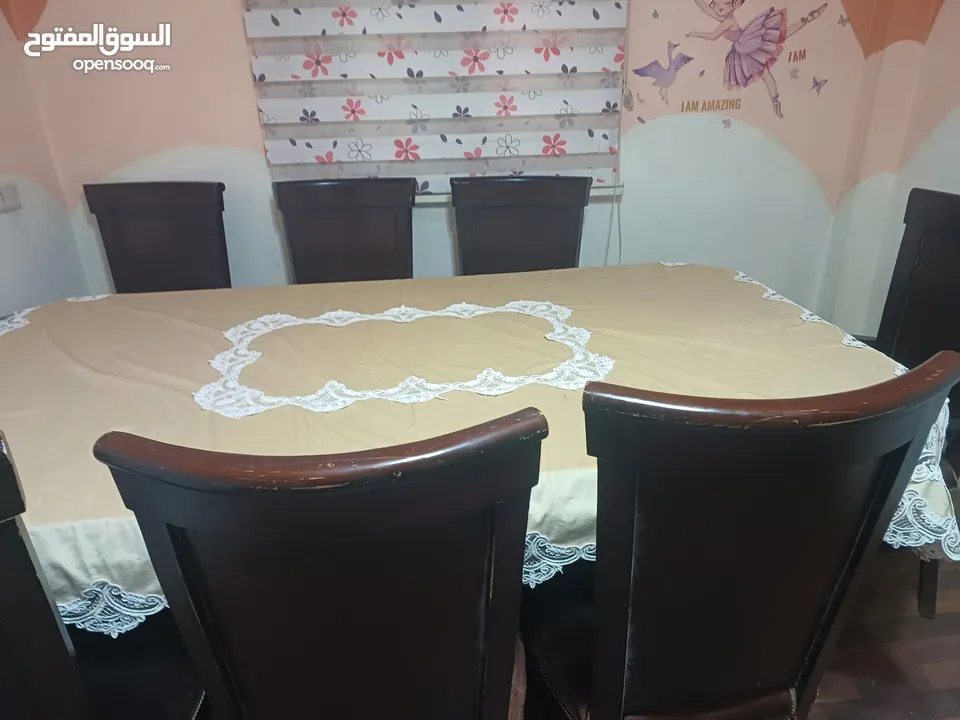 طاولة سفرة 8 مقاعد  بحالة جيدة جدا  بدك كمان صور ابعتلي