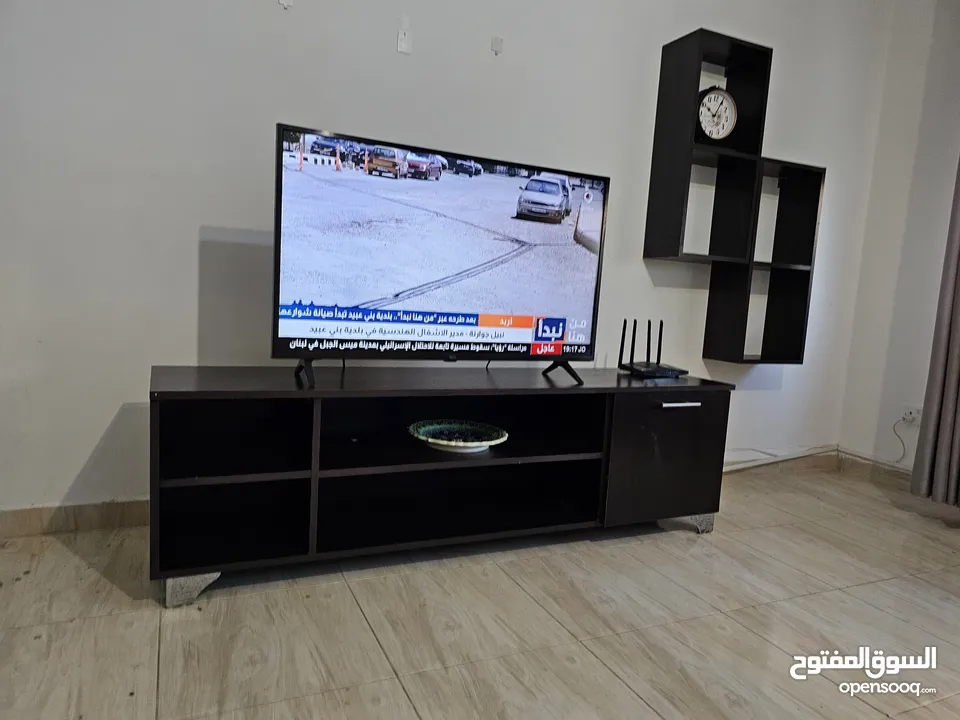 طاولة تلفزيون مع رفوف ديكور خشب ثقيل