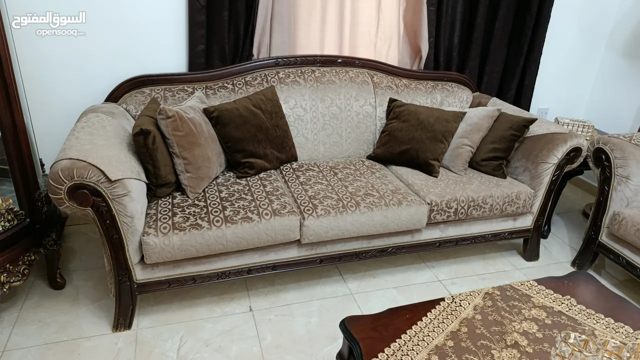 غرفه ضيوف جديده بحالة الوكاله و مميزه ...  لون رائع و خشب ثقيل  .... بسعر لقطه