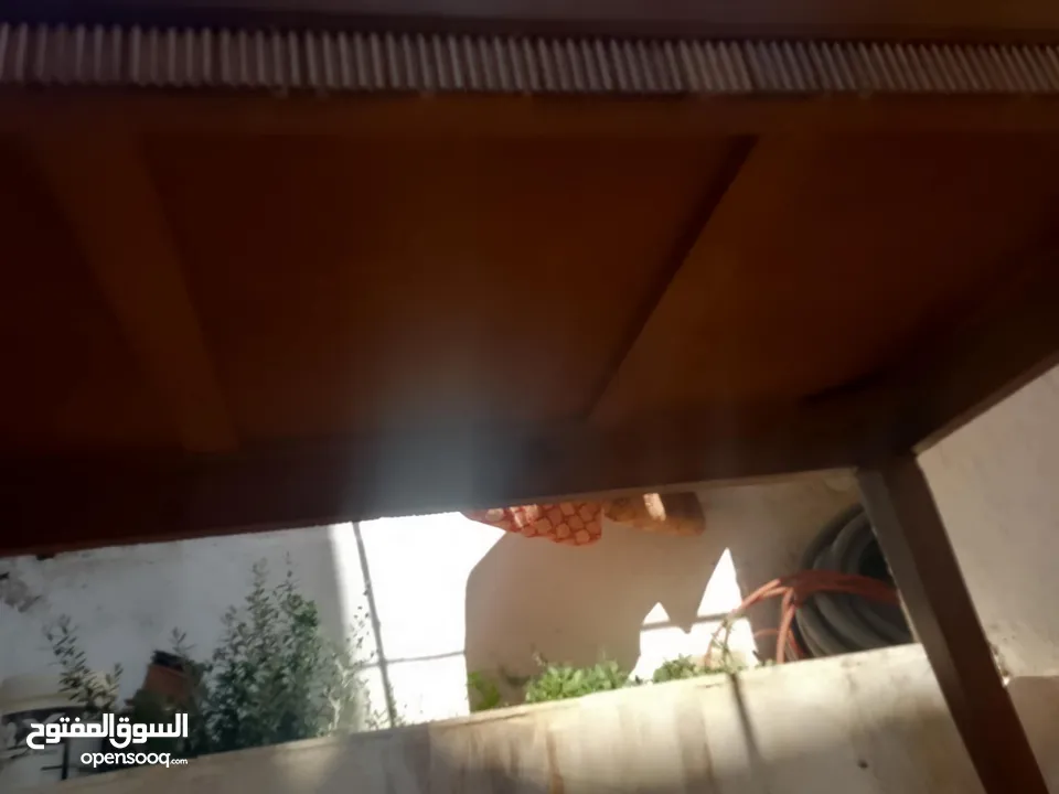 طاوله سفره خمس كراسي لون جوزي بحاله الوكاله معها زجاج سكيروليت للبيع بسعر 85 دينار