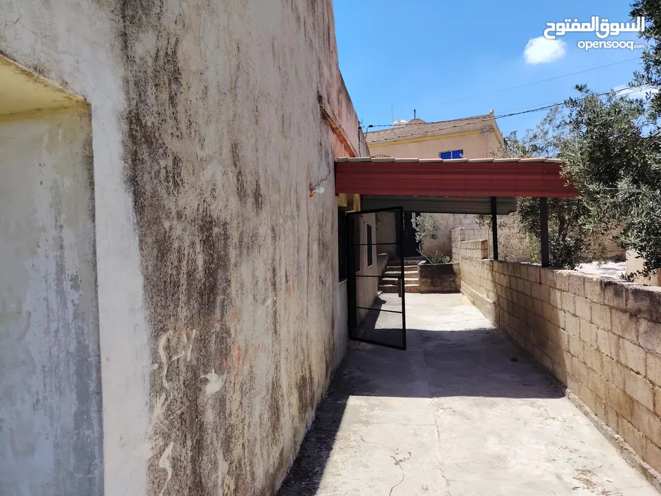 منزل للبيع مرخص مساحة البناء 155، عليه نص دونم