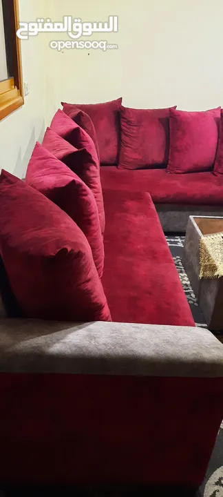 للبيع بداعي السفر طقم كورنر مستعمل بحالة الجديد  خشب تنجيد فخم خمري وسلفر مع  طاولة وسط تصميم راقي