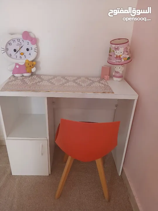 مكتب مع ساعه حائط مع تمبل لامب وبردايه