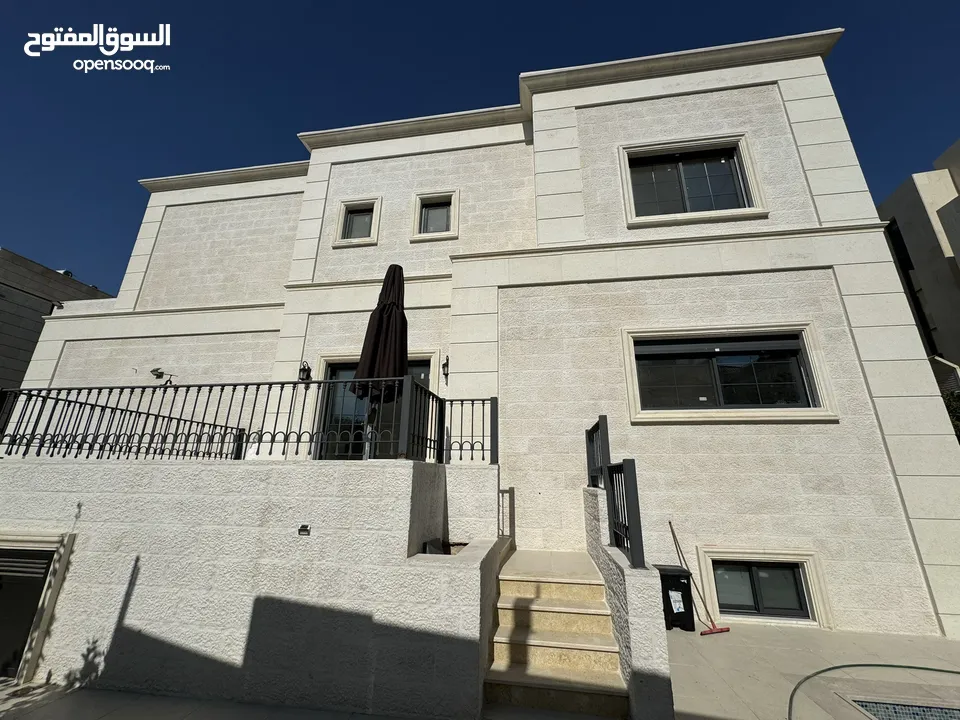 فيلا مميزة شبه قصر في اجمل مواقع عبدون بالقرب من السفارة الاميركية