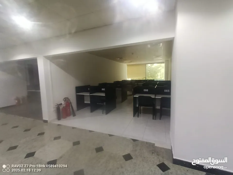 مكتب للايجار مساحه كبير ومجهز بالطاولات ومكيف مجانا Ready office for rent with Ac free