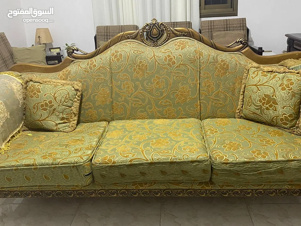 طقم كنب دمياطي بحالة ممتازة  للبيع بسعر مغري