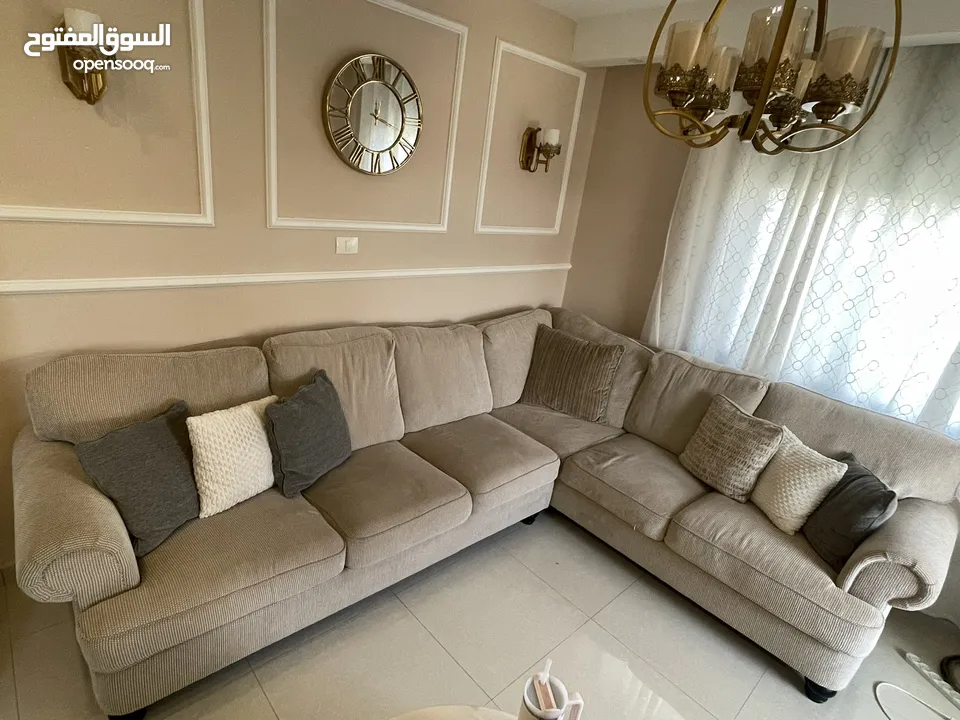 كنب زاوية امريكي بحالة جيدة جداً مع طاولة وسط ممتازة