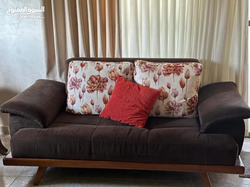 طقم كنب تركي بحاله ممتازه طاولة سفره + 8 كراسي بتفتح الى 220سم بوفيه زان طاولو وسط زان مزنون زان