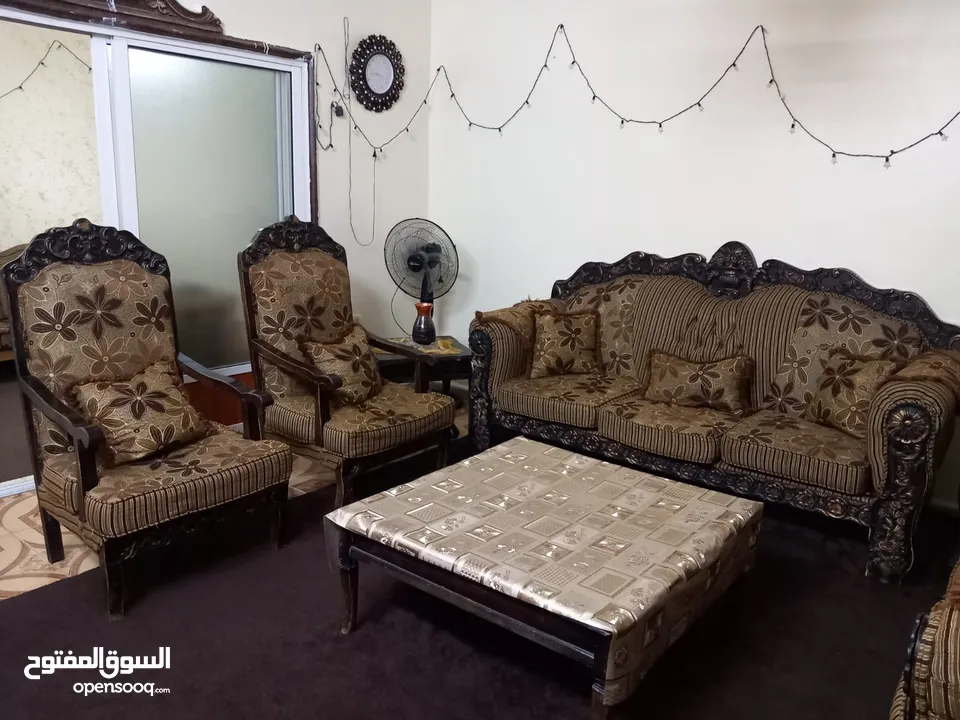 مستعمل طقم كنب مستعمل للبيع بسعر طري يتكون من سبع مقاعد  و ثلاث طاولات مع البرادي