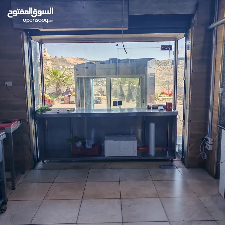 ملحمه مع مطعم في ارقا أماكن سوف منطقه سياحيه بالقرب من مستشفى هيا العسكري المكان مقططض بالمقتربين