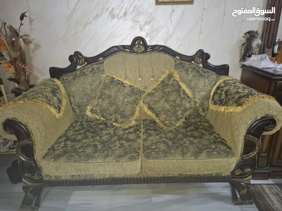 طقمين كنب زان بحاله ممتازه وطقم سفره مع ملحقاتها للبيع