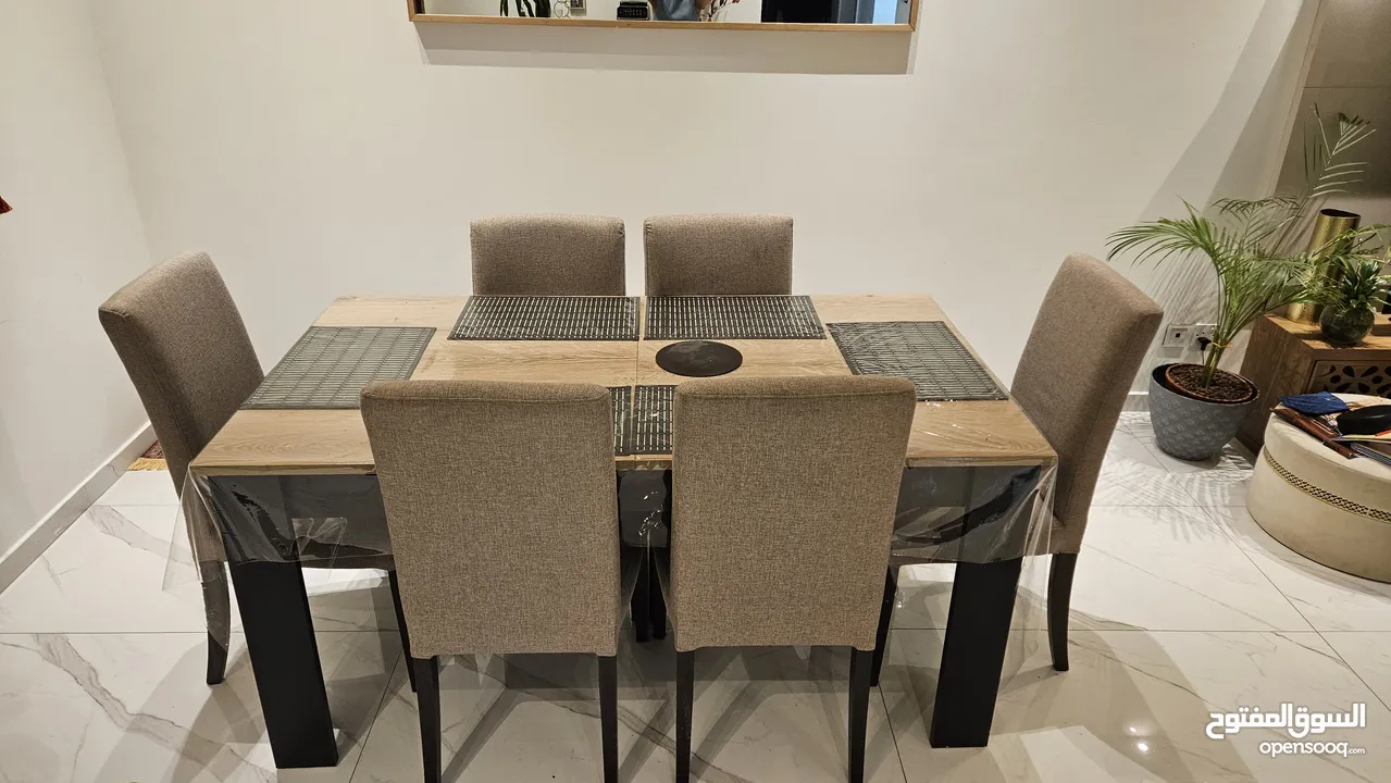 dining table extendable + 6 cushioned chairs