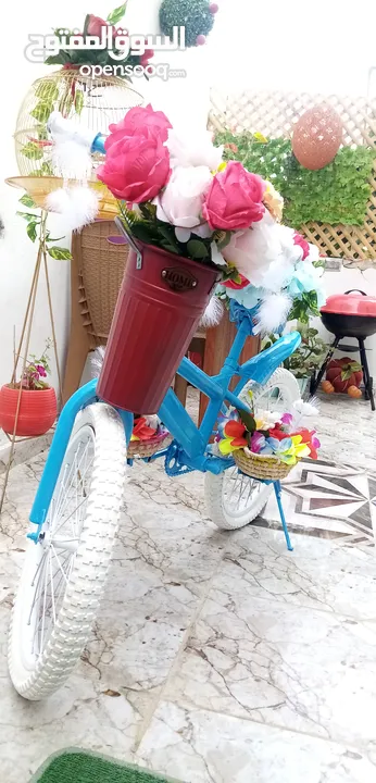 بسكليت مزين بورود اصطناعي