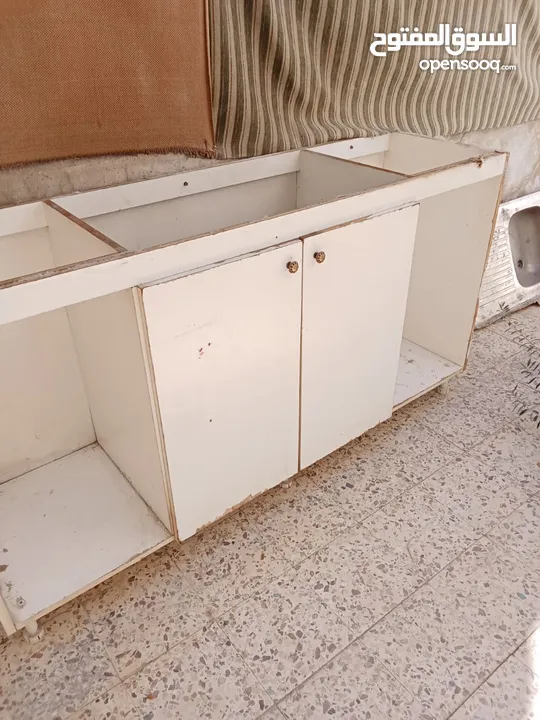 خزانات مطبخ مع مجلى بحوضين بحالة جيدة
