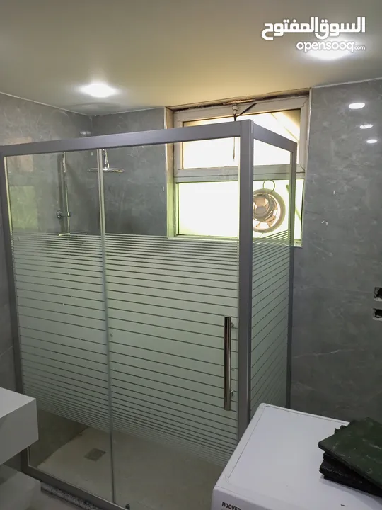 تركيب السيكوريت والشور بوكس وجميع أعمال الزجاج والألمنيوم بجودة عالية"