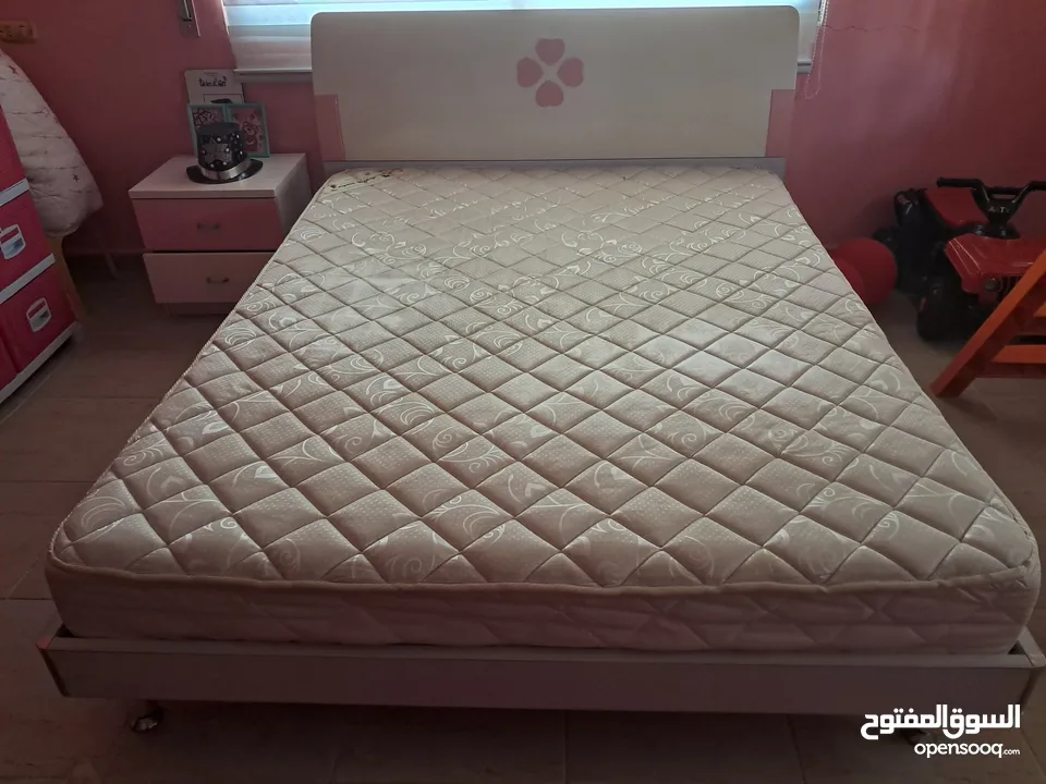 تخت للبيع مع فرشة زمبركية