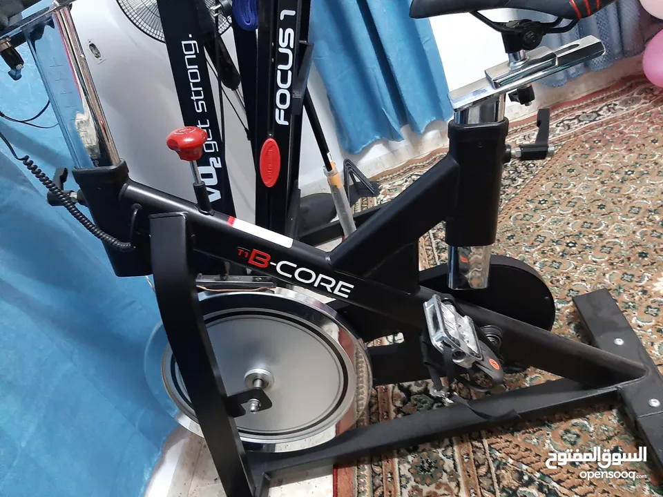 دارجه تمارين ثابته (spinning bike)مخصصة للتمارين الرياضية المنزلية. شبه جديده ونظيفة..