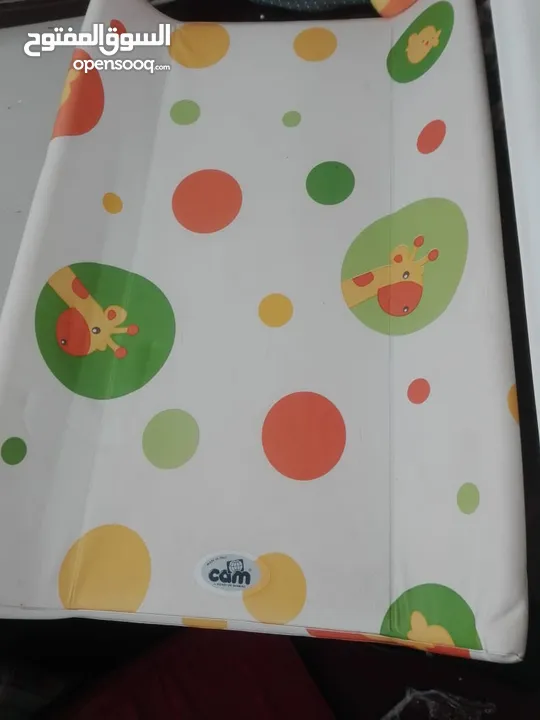 طاولة الغيار مع البانيو الخاص فيها من ماركة CAM  متحرك ب رفين
