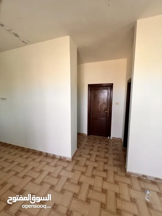 قطعة أرض وبيتين  ومزرعه جاهز للسكن