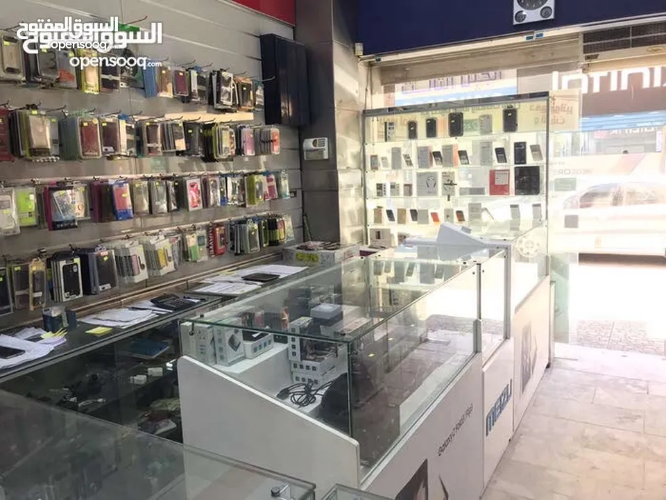 محل تجاري للبيع مجهز كامل موقع مميز ملاصق لمعرض شركة زين - شارع باب الواد - الوسط التجاري/ الزرقاء
