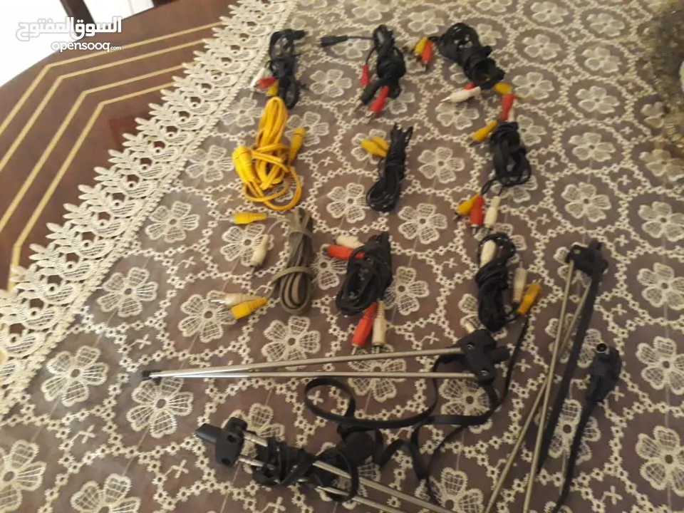 اربع رسيفرات 35دينار والواحد 10دنانيرماركات مع 4 ريموتات مشكلين مع 9 وصلات اضافيه تفاصيل بالداخل
