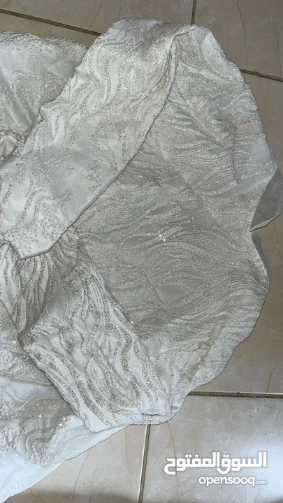 بدله عروس ابيضّ للبيع مع كامل التوابع لبسه واحده قابله للتفاوض و التوصيل متوفر للزرقا وتشمل كل شي