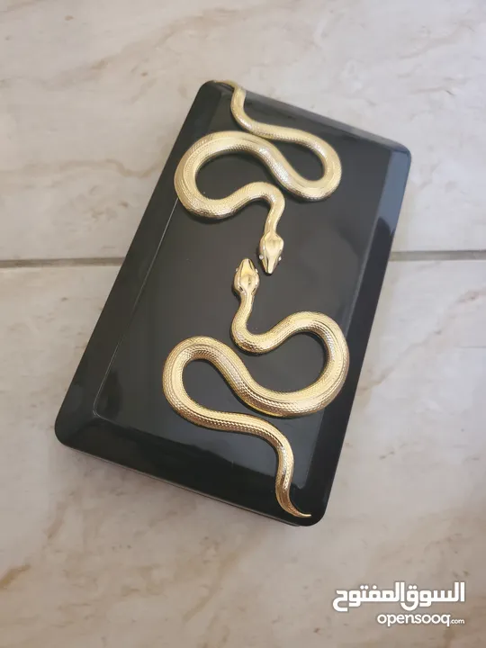 حقيبة كلاتش من ماركة كيليان ذا تمبتريس سوداء وراقيه ،Black Clutch The Temptress by Kilian