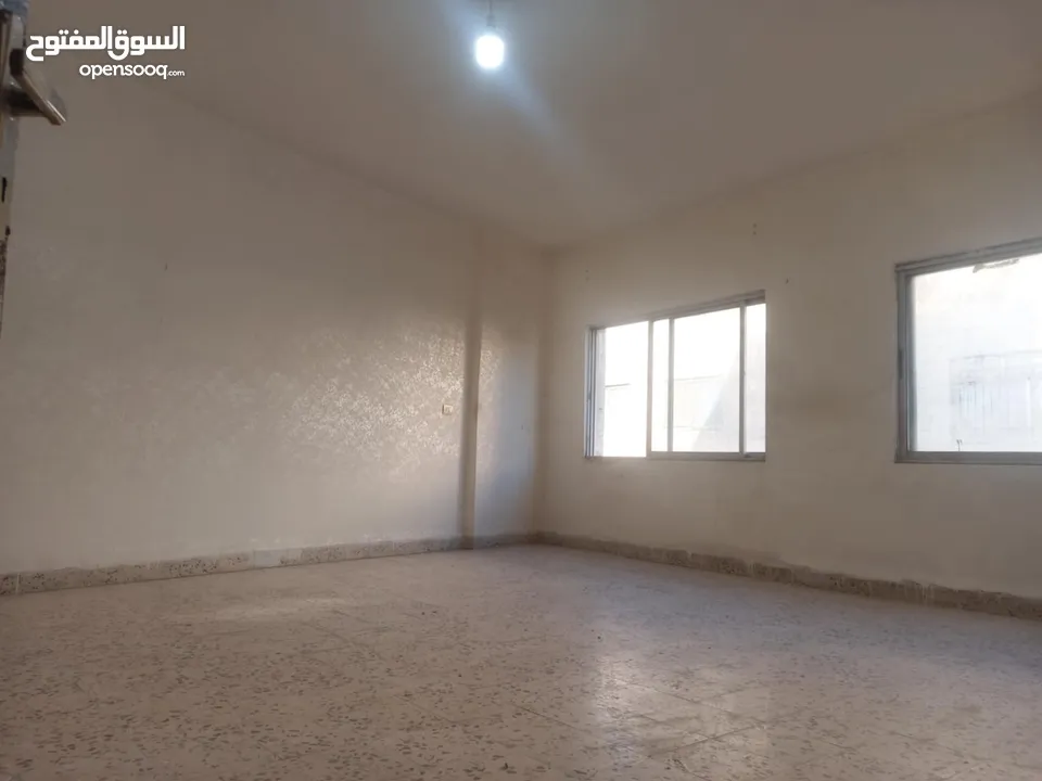 شقة للبيع بسعر مغري حي الحسين
