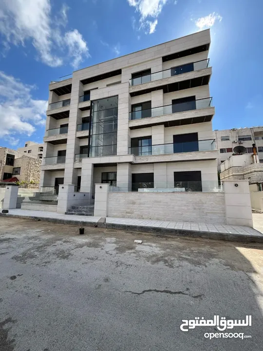 شقه استثماريه عباره عن ثلاث استديوهات مع ترس للبيع خلف جامعة الاردنية