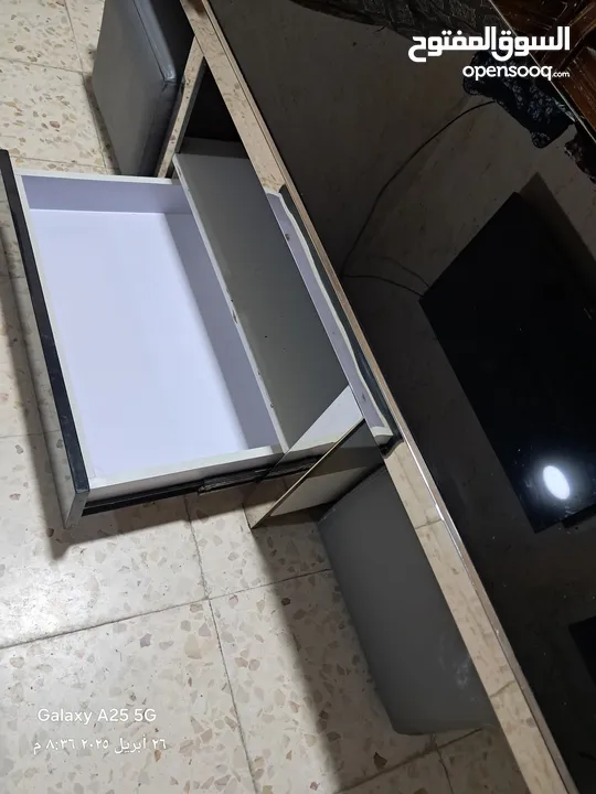 طاولة وسط زجاج سيكوريت معها مقاعد تنين سكني للبيع