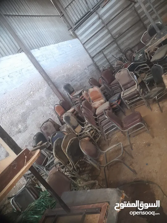 كراسي كروم نوعيه ثقيله وبحاله جيده تقريبا 170 كرسي  طاولات عدة أحجام تقريبا 70  البيع حسب طلبك