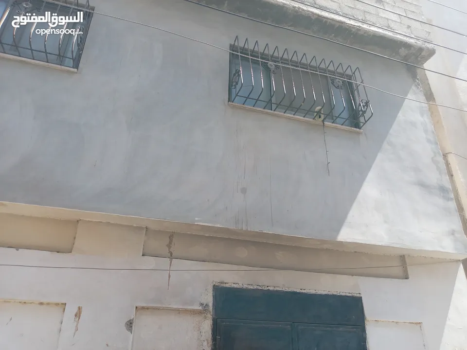 منزل مكون من طابقين مع سطح مساحة كل طابق 125 م  كل طابق مكون من 3 غرف مع صالون وحمام في مخيم عسكر