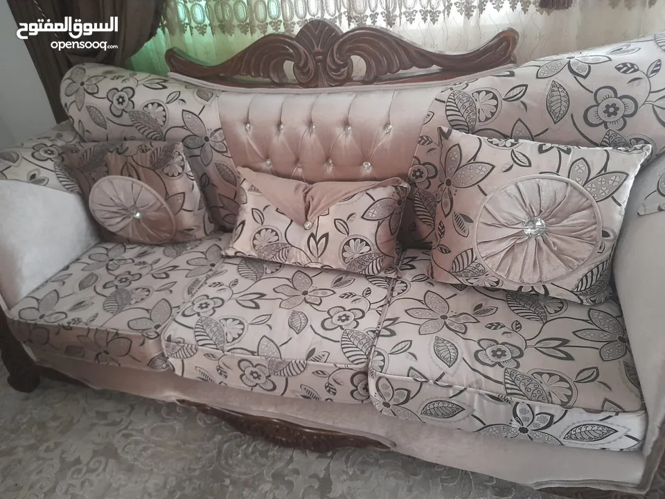 طقم كنب تسع مقاعد مع طاولة وسط استخدام بسيط