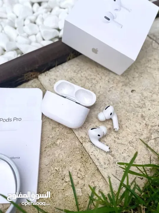 لدينا منتج جديد في المخزون، AirPods Pro 2 مع كامل التجهيزات.