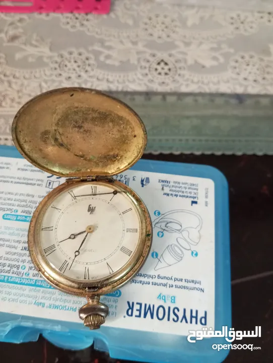 ساعات قديمة و عملات نقدية قديمة تونسية وغير تونسية ملاعق السبولة و مفتاح قديم كما لديا العديد من الك