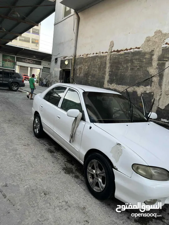اكسنت 97 لون ابيض فيها ضربه بالجناح
