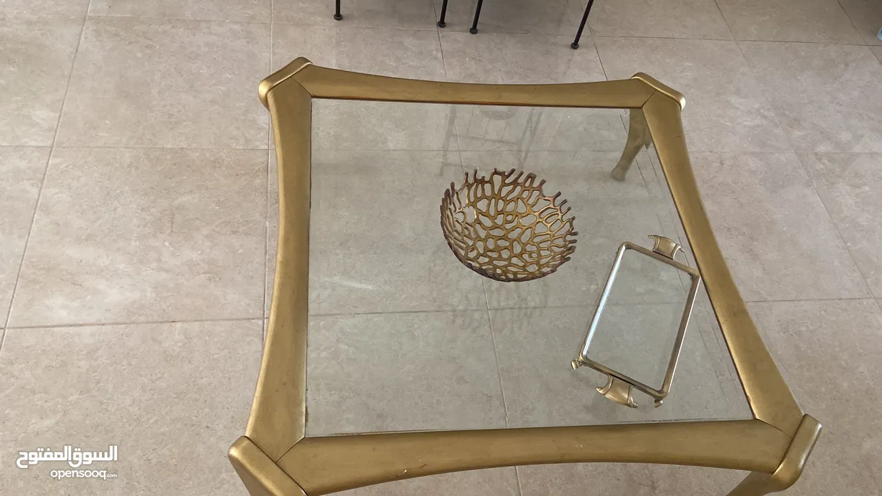 طاولة وسط كبيره باللون الذهبي