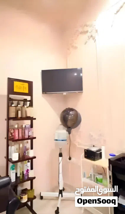 صالون تجميل نسائي فاخر بمساحة واسعة في منطقة مواطنين مجهز بجميع الادوات و المعدات في الجرف عجمان