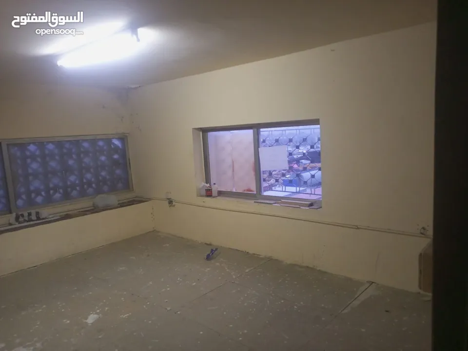 مخازن عدد اثنين للبيع  مساحه كل واحد 48 وسده 45 يعني 90 متر للاستفسار ويصلح صناعي وغذاىي الموقع اهل